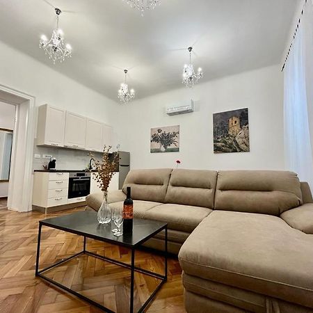 Lux Apartmans Apartment Pula Bagian luar foto