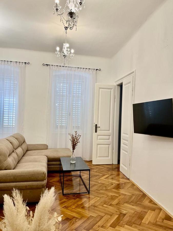 Lux Apartmans Apartment Pula Bagian luar foto