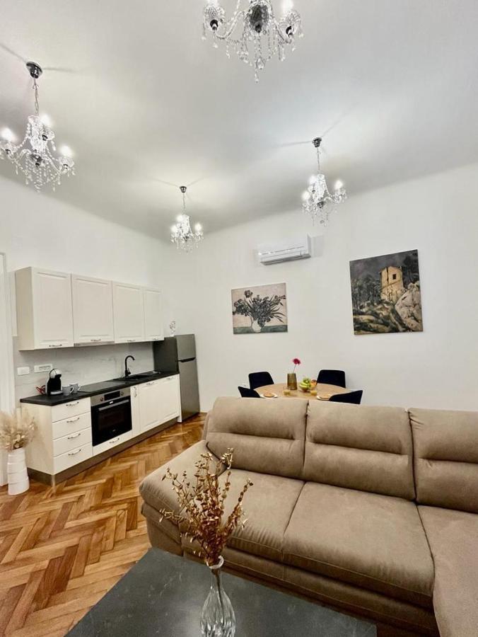 Lux Apartmans Apartment Pula Bagian luar foto
